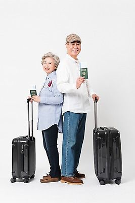 포토 JPG 스튜디오촬영 전신 여자 할아버지 노년 남자 할머니 여행 실내 서기 미소 들기 사람 두명 옆모습 캐리어 노부부 한국인 등맞대기 60대 항공권 여권 70대 노인만 국내포토 부부 뷰포인트 모션 표정 동양인 성인 내부 여행가방 티켓 성인만 파일형식