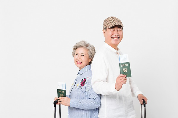 포토 JPG 스튜디오촬영 여자 할아버지 노년 남자 할머니 여행 실내 미소 들기 사람 상반신 두명 옆모습 캐리어 노부부 한국인 등맞대기 잡기 60대 항공권 여권 70대 노인만 국내포토 부부 뷰포인트 모션 표정 동양인 성인 내부 여행가방 티켓 성인만 파일형식