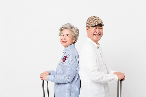 포토 JPG 스튜디오촬영 여자 할아버지 노년 남자 할머니 여행 실내 미소 사람 상반신 두명 옆모습 캐리어 노부부 한국인 등맞대기 60대 70대 노인만 국내포토 부부 뷰포인트 모션 표정 동양인 성인 내부 여행가방 성인만 파일형식