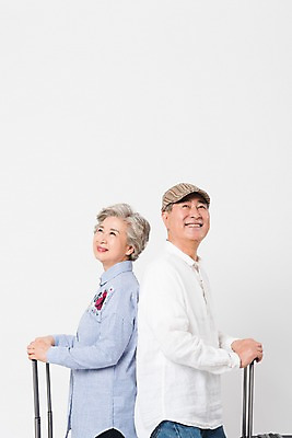 포토 JPG 스튜디오촬영 응시 여자 할아버지 노년 남자 할머니 여행 실내 미소 사람 상반신 두명 옆모습 캐리어 노부부 한국인 올려보기 등맞대기 60대 70대 노인만 국내포토 부부 시선 뷰포인트 모션 표정 동양인 성인 내부 여행가방 성인만 파일형식