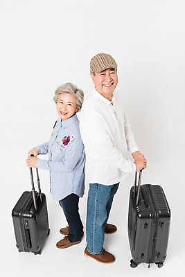 포토 JPG 스튜디오촬영 전신 응시 여자 할아버지 노년 남자 할머니 여행 실내 서기 미소 사람 두명 옆모습 캐리어 노부부 한국인 등맞대기 잡기 60대 70대 노인만 국내포토 부부 시선 뷰포인트 모션 표정 동양인 성인 내부 여행가방 성인만 파일형식
