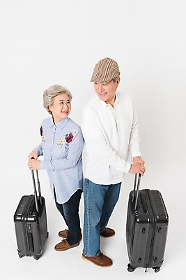 포토 JPG 스튜디오촬영 전신 응시 여자 할아버지 노년 남자 할머니 여행 실내 서기 미소 사람 두명 옆모습 하이앵글 캐리어 노부부 한국인 잡기 뒤돌아보기 60대 70대 노인만 국내포토 부부 시선 뷰포인트 모션 표정 동양인 성인 내부 여행가방 성인만 파일형식
