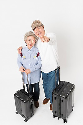 포토 JPG 스튜디오촬영 전신 여자 할아버지 노년 남자 할머니 여행 실내 서기 미소 사람 두명 앞모습 하이앵글 캐리어 노부부 한국인 가리킴 60대 70대 노인만 어깨에손 국내포토 부부 뷰포인트 모션 표정 동양인 손짓 성인 내부 여행가방 성인만 파일형식