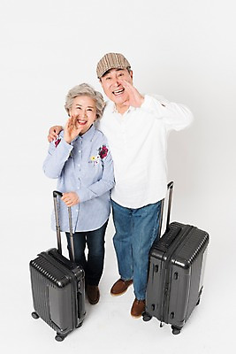 포토 JPG 스튜디오촬영 전신 여자 할아버지 노년 남자 할머니 여행 실내 서기 미소 사람 두명 앞모습 하이앵글 캐리어 노부부 외침 한국인 60대 70대 노인만 어깨에손 국내포토 부부 뷰포인트 모션 표정 동양인 성인 내부 여행가방 소리 성인만 파일형식