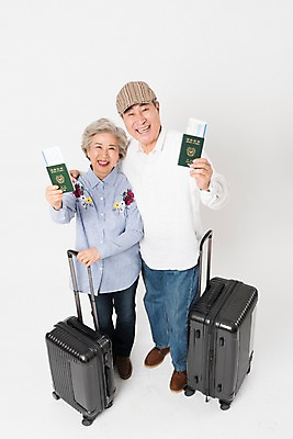 포토 JPG 스튜디오촬영 전신 여자 할아버지 노년 남자 할머니 여행 실내 서기 미소 들기 사람 두명 앞모습 하이앵글 캐리어 노부부 한국인 60대 항공권 여권 70대 노인만 어깨에손 국내포토 부부 뷰포인트 모션 표정 동양인 성인 내부 여행가방 티켓 성인만 파일형식