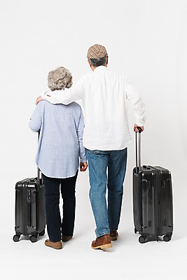 포토 JPG 스튜디오촬영 전신 여자 할아버지 노년 남자 할머니 여행 실내 서기 사람 두명 뒷모습 캐리어 노부부 한국인 60대 70대 노인만 어깨에손 국내포토 부부 뷰포인트 모션 동양인 성인 내부 여행가방 성인만 파일형식