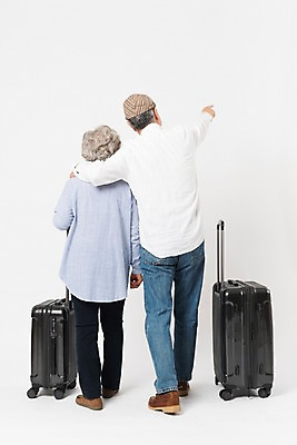 포토 JPG 스튜디오촬영 전신 여자 할아버지 노년 남자 할머니 여행 실내 서기 사람 두명 뒷모습 캐리어 노부부 한국인 가리킴 60대 70대 노인만 어깨에손 국내포토 부부 뷰포인트 모션 동양인 손짓 성인 내부 여행가방 성인만 파일형식