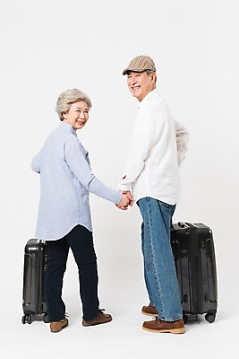 포토 JPG 스튜디오촬영 전신 여자 할아버지 노년 남자 할머니 여행 실내 서기 미소 사람 두명 뒷모습 캐리어 손잡기 노부부 한국인 뒤돌아보기 60대 70대 노인만 국내포토 부부 뷰포인트 모션 표정 동양인 성인 내부 여행가방 성인만 파일형식