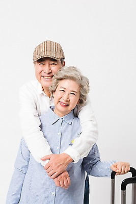 포토 JPG 스튜디오촬영 여자 할아버지 노년 남자 할머니 여행 실내 미소 사람 상반신 두명 앞모습 캐리어 노부부 한국인 60대 70대 백허그 노인만 국내포토 부부 뷰포인트 포옹 표정 동양인 성인 내부 여행가방 성인만 파일형식