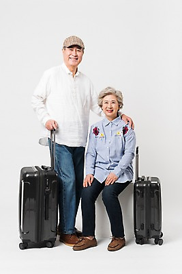 포토 JPG 스튜디오촬영 전신 여자 할아버지 노년 남자 할머니 여행 실내 서기 미소 사람 앉기 두명 앞모습 캐리어 노부부 한국인 60대 70대 노인만 어깨에손 국내포토 부부 뷰포인트 모션 표정 동양인 성인 내부 여행가방 성인만 파일형식