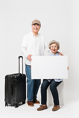 포토 JPG 스튜디오촬영 전신 배너 여자 할아버지 노년 남자 할머니 여행 사각프레임 광고판 알림판 실내 서기 미소 들기 사람 앉기 두명 앞모습 캐리어 노부부 한국인 잡기 60대 70대 노인만 국내포토 부부 뷰포인트 모션 프레임 표정 동양인 성인 내부 사각형 여행가방 판 성인만 파일형식