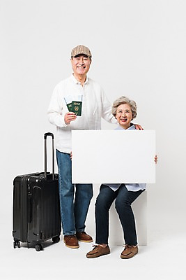 포토 JPG 스튜디오촬영 전신 배너 여자 할아버지 노년 남자 할머니 여행 사각프레임 광고판 알림판 실내 서기 미소 들기 사람 앉기 두명 앞모습 캐리어 노부부 한국인 60대 항공권 여권 70대 노인만 국내포토 부부 뷰포인트 모션 프레임 표정 동양인 성인 내부 사각형 여행가방 티켓 판 성인만 파일형식