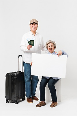 포토 JPG 스튜디오촬영 전신 배너 여자 할아버지 노년 남자 할머니 여행 사각프레임 광고판 알림판 실내 서기 미소 들기 사람 앉기 두명 앞모습 캐리어 노부부 한국인 가리킴 60대 항공권 여권 70대 노인만 국내포토 부부 뷰포인트 모션 프레임 표정 동양인 손짓 성인 내부 사각형 여행가방 티켓 판 성인만 파일형식