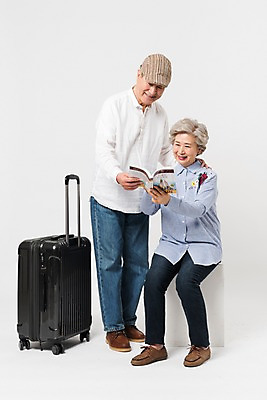 포토 JPG 스튜디오촬영 전신 응시 여자 할아버지 노년 남자 할머니 여행 실내 서기 미소 사람 앉기 두명 앞모습 캐리어 노부부 한국인 60대 가이드북 70대 노인만 국내포토 부부 시선 뷰포인트 모션 표정 동양인 성인 내부 여행가방 성인만 파일형식