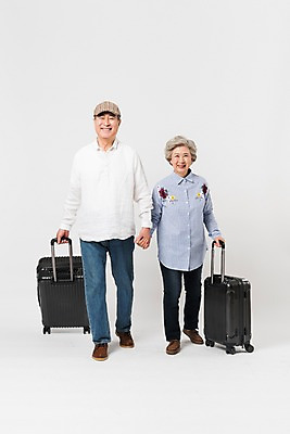 포토 JPG 스튜디오촬영 전신 여자 할아버지 노년 남자 할머니 여행 실내 미소 사람 두명 앞모습 걷기 캐리어 손잡기 노부부 한국인 60대 70대 노인만 국내포토 부부 뷰포인트 모션 표정 동양인 성인 내부 여행가방 성인만 파일형식