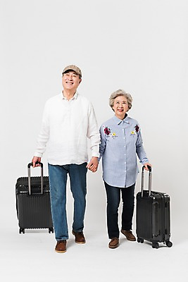 포토 JPG 스튜디오촬영 전신 여자 할아버지 노년 남자 할머니 여행 실내 미소 사람 두명 앞모습 걷기 캐리어 손잡기 노부부 한국인 60대 70대 노인만 국내포토 부부 뷰포인트 모션 표정 동양인 성인 내부 여행가방 성인만 파일형식