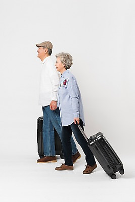 포토 JPG 스튜디오촬영 전신 여자 할아버지 노년 남자 할머니 여행 실내 미소 사람 두명 옆모습 걷기 캐리어 손잡기 노부부 한국인 60대 70대 노인만 국내포토 부부 뷰포인트 모션 표정 동양인 성인 내부 여행가방 성인만 파일형식