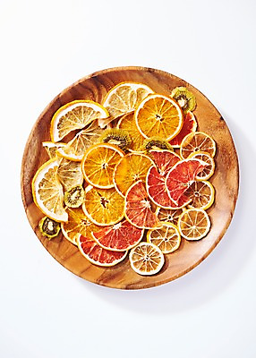 포토 JPG 스튜디오촬영 오렌지 과일 실내 키위 근접촬영 사람없음 레몬 자몽 슬라이스 라임 건과일 나무접시 디톡스 국내포토 접시 뷰포인트 건조 건강 내부 파일형식