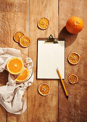 포토 JPG 스튜디오촬영 종이 오렌지 과일 단면 실내 근접촬영 사람없음 연필 식탁보 슬라이스 건과일 문서철 디톡스 나무배경 국내포토 뷰포인트 백그라운드 학용품 건조 건강 내부 필기구 파일형식