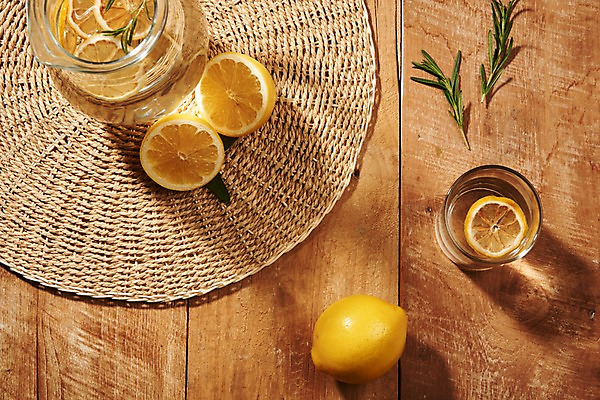 포토 JPG 스튜디오촬영 과일 유리병 잔 실내 근접촬영 사람없음 식탁보 레몬 슬라이스 아로마 건과일 레몬티 디톡스 나무배경 국내포토 식기 뷰포인트 백그라운드 병_용기 건조 건강 내부 파일형식