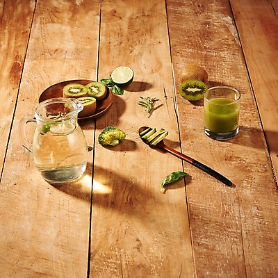 포토 JPG 스튜디오촬영 과일 단면 유리병 나뭇잎 실내 키위 근접촬영 사람없음 브로콜리 자르기 슬라이스 아로마 라임 아보카도 키위주스 나무스푼 나무접시 레몬티 디톡스 나무배경 국내포토 접시 뷰포인트 백그라운드 잎 채소 모션 병_용기 건강 내부 과일주스 나무숟가락 파일형식