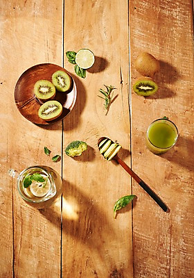 포토 JPG 스튜디오촬영 과일 단면 실내 키위 근접촬영 사람없음 브로콜리 자르기 슬라이스 아로마 아보카도 키위주스 나무스푼 나무접시 레몬티 디톡스 나무배경 국내포토 접시 뷰포인트 백그라운드 채소 모션 건강 내부 과일주스 나무숟가락 파일형식