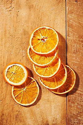 포토 JPG 스튜디오촬영 오렌지 과일 실내 근접촬영 사람없음 슬라이스 건과일 디톡스 나무배경 국내포토 뷰포인트 백그라운드 건조 건강 내부 파일형식