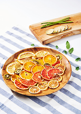 포토 JPG 스튜디오촬영 잎 오렌지 과일 실내 키위 근접촬영 사람없음 식탁보 레몬 자몽 아스파라거스 라임 건과일 나무도마 디톡스 국내포토 식물 뷰포인트 채소 건조 도마 건강 내부 목재 파일형식