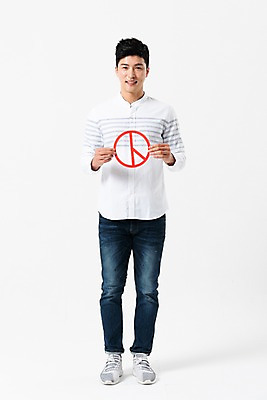 포토 JPG 스튜디오촬영 전신 남자 한명 서기 미소 들기 사람 성인 앞모습 30대 한국인 투표 선거 성인남자한명만 기표문양 유권자 국내포토 1 문양 뷰포인트 모션 실내 표정 동양인 장년 민주주의 남자한명만 성인남자만 파일형식