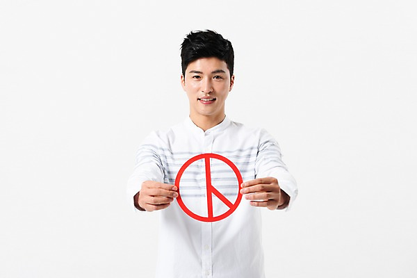 포토 JPG 스튜디오촬영 남자 한명 미소 들기 사람 상반신 성인 앞모습 30대 한국인 투표 선거 성인남자한명만 기표문양 유권자 국내포토 1 문양 뷰포인트 모션 실내 표정 동양인 장년 민주주의 남자한명만 성인남자만 파일형식