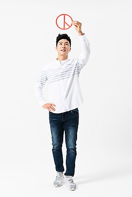포토 JPG 스튜디오촬영 전신 응시 남자 한명 들기 사람 성인 앞모습 30대 한국인 올려보기 투표 선거 성인남자한명만 기표문양 유권자 국내포토 1 문양 시선 뷰포인트 모션 실내 동양인 장년 민주주의 남자한명만 성인남자만 파일형식
