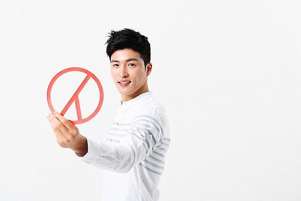 포토 JPG 스튜디오촬영 응시 남자 한명 미소 들기 사람 상반신 성인 옆모습 30대 한국인 투표 선거 성인남자한명만 기표문양 유권자 국내포토 1 문양 시선 뷰포인트 모션 실내 표정 동양인 장년 민주주의 남자한명만 성인남자만 파일형식