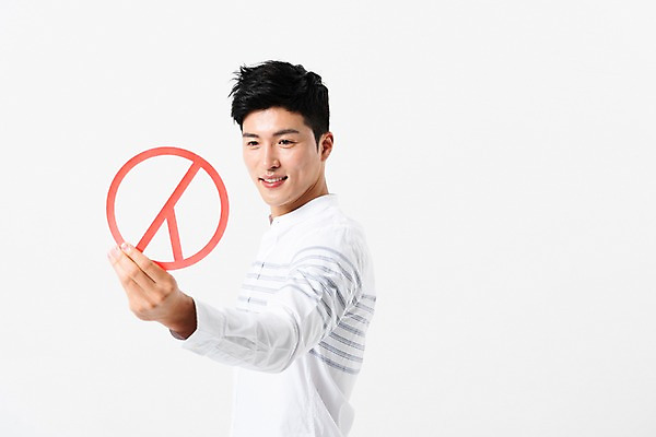 포토 JPG 스튜디오촬영 응시 남자 한명 미소 들기 사람 상반신 성인 옆모습 30대 한국인 투표 선거 성인남자한명만 기표문양 유권자 국내포토 1 문양 시선 뷰포인트 모션 실내 표정 동양인 장년 민주주의 남자한명만 성인남자만 파일형식