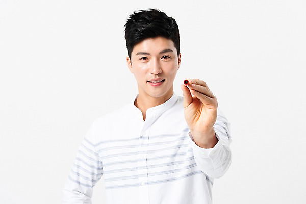 포토 JPG 스튜디오촬영 응시 남자 한명 미소 들기 사람 상반신 성인 앞모습 30대 도장 한국인 투표 선거 성인남자한명만 유권자 국내포토 1 시선 뷰포인트 모션 실내 표정 동양인 장년 민주주의 남자한명만 성인남자만 파일형식