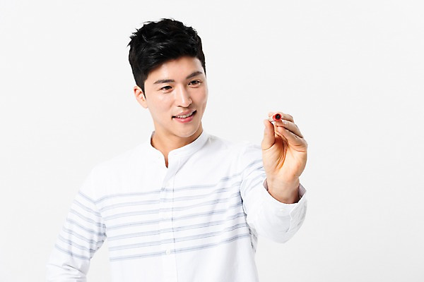 포토 JPG 스튜디오촬영 응시 남자 한명 미소 들기 사람 상반신 성인 앞모습 30대 도장 한국인 투표 선거 성인남자한명만 유권자 국내포토 1 시선 뷰포인트 모션 실내 표정 동양인 장년 민주주의 남자한명만 성인남자만 파일형식