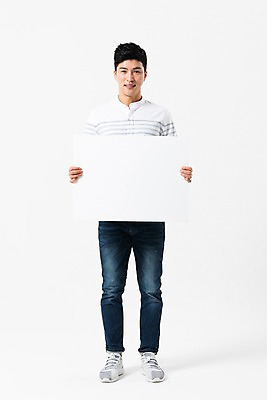 포토 JPG 스튜디오촬영 전신 배너 남자 사각프레임 광고판 알림판 한명 서기 미소 들기 사람 성인 앞모습 30대 한국인 투표 선거 성인남자한명만 국내포토 1 뷰포인트 모션 프레임 실내 표정 동양인 장년 사각형 민주주의 판 남자한명만 성인남자만 파일형식