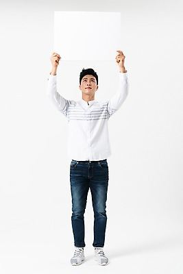 포토 JPG 스튜디오촬영 전신 배너 응시 남자 사각프레임 광고판 알림판 한명 서기 들기 사람 성인 앞모습 30대 한국인 올려보기 투표 선거 성인남자한명만 국내포토 1 시선 뷰포인트 모션 프레임 실내 동양인 장년 사각형 민주주의 판 남자한명만 성인남자만 파일형식