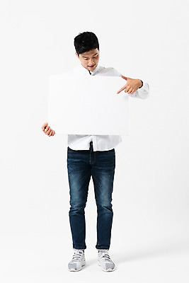 포토 JPG 스튜디오촬영 전신 배너 응시 남자 사각프레임 광고판 알림판 한명 서기 들기 사람 성인 앞모습 30대 한국인 가리킴 투표 선거 성인남자한명만 내려보기 국내포토 1 시선 뷰포인트 모션 프레임 실내 동양인 손짓 장년 사각형 민주주의 판 남자한명만 성인남자만 파일형식
