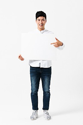 포토 JPG 스튜디오촬영 전신 배너 남자 사각프레임 광고판 알림판 한명 서기 미소 들기 사람 성인 앞모습 30대 한국인 가리킴 투표 선거 성인남자한명만 국내포토 1 뷰포인트 모션 프레임 실내 표정 동양인 손짓 장년 사각형 민주주의 판 남자한명만 성인남자만 파일형식
