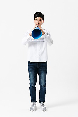 포토 JPG 스튜디오촬영 전신 남자 한명 서기 미소 들기 사람 성인 앞모습 30대 확성기 한국인 투표 선거 성인남자한명만 국내포토 1 뷰포인트 모션 실내 표정 동양인 장년 민주주의 남자한명만 성인남자만 파일형식