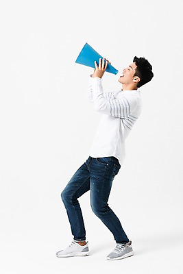포토 JPG 스튜디오촬영 전신 남자 한명 사람 성인 옆모습 30대 확성기 외침 한국인 투표 선거 성인남자한명만 국내포토 1 뷰포인트 실내 동양인 장년 소리 민주주의 남자한명만 성인남자만 파일형식