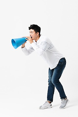 포토 JPG 스튜디오촬영 전신 남자 한명 사람 성인 옆모습 30대 확성기 외침 한국인 투표 선거 성인남자한명만 국내포토 1 뷰포인트 실내 동양인 장년 소리 민주주의 남자한명만 성인남자만 파일형식