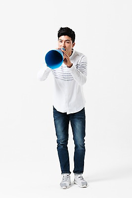 포토 JPG 스튜디오촬영 전신 남자 한명 서기 사람 성인 앞모습 30대 확성기 외침 한국인 투표 선거 성인남자한명만 국내포토 1 뷰포인트 모션 실내 동양인 장년 소리 민주주의 남자한명만 성인남자만 파일형식