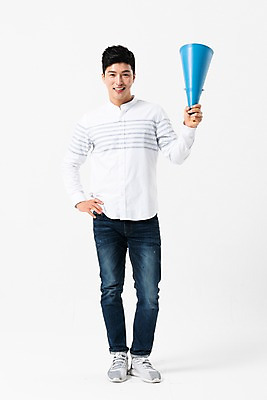 포토 JPG 스튜디오촬영 전신 남자 허리손 한명 서기 미소 들기 사람 성인 앞모습 30대 확성기 한국인 투표 선거 성인남자한명만 국내포토 1 뷰포인트 포즈 모션 실내 표정 동양인 장년 민주주의 남자한명만 성인남자만 파일형식