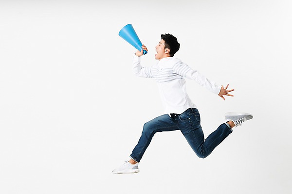 포토 JPG 스튜디오촬영 전신 남자 포즈 한명 사람 성인 옆모습 30대 점프 확성기 외침 한국인 투표 선거 성인남자한명만 국내포토 1 뷰포인트 모션 실내 동양인 장년 소리 민주주의 남자한명만 성인남자만 파일형식