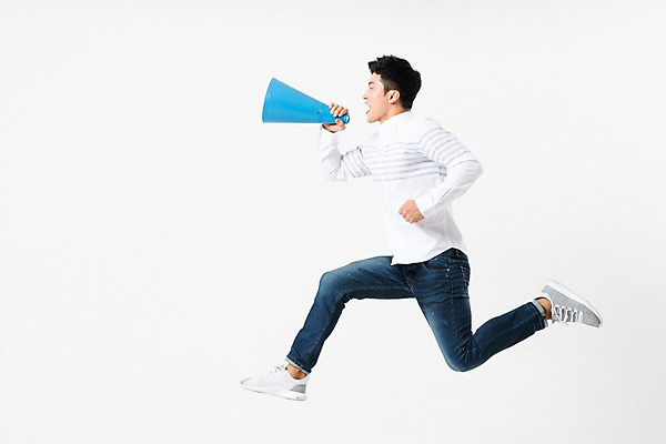 포토 JPG 스튜디오촬영 전신 남자 포즈 한명 사람 성인 옆모습 30대 점프 확성기 외침 한국인 투표 선거 성인남자한명만 국내포토 1 뷰포인트 모션 실내 동양인 장년 소리 민주주의 남자한명만 성인남자만 파일형식