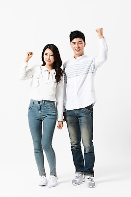 포토 JPG 스튜디오촬영 전신 커플 여자 남자 서기 미소 사람 성인 두명 앞모습 30대 손들기 파이팅 주먹 한국인 투표 선거 성인만 국내포토 뷰포인트 관계 모션 실내 표정 동양인 장년 민주주의 파일형식