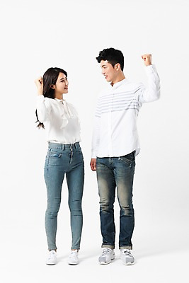 포토 JPG 스튜디오촬영 전신 커플 여자 남자 서기 미소 사람 성인 두명 앞모습 30대 손들기 마주보기 파이팅 주먹 한국인 투표 선거 성인만 국내포토 뷰포인트 관계 모션 실내 표정 동양인 장년 민주주의 파일형식