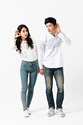 포토 JPG 스튜디오촬영 전신 커플 여자 남자 포즈 서기 사람 성인 두명 앞모습 30대 손들기 듣기 한국인 투표 선거 성인만 국내포토 뷰포인트 관계 모션 실내 동양인 장년 민주주의 파일형식