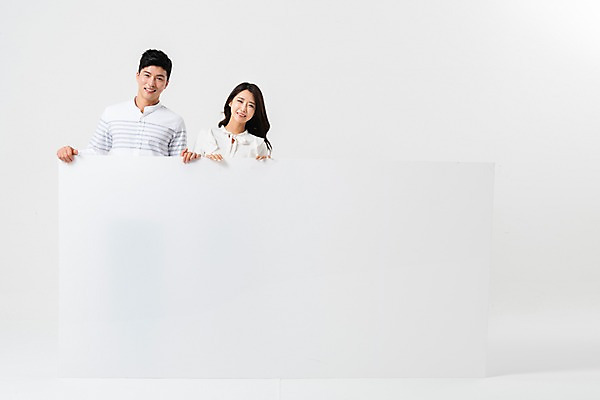 포토 JPG 스튜디오촬영 배너 커플 여자 남자 사각프레임 광고판 알림판 서기 미소 사람 상반신 성인 두명 앞모습 30대 한국인 잡기 투표 선거 성인만 국내포토 뷰포인트 관계 모션 프레임 실내 표정 동양인 장년 사각형 민주주의 판 파일형식